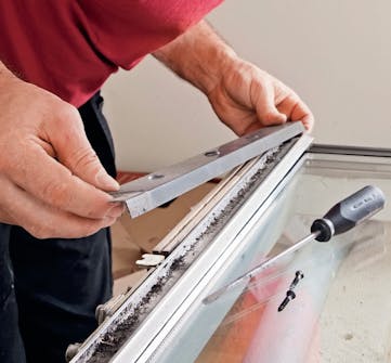 Skruva fast aluprofilerna på glasningslisterna Skruva fast aluprofilerna på glasningslisterna